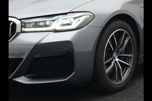 BMW 5 Serie Touring 530e xDrive M-Sport Plug In Hybrid PHEV | Head Up | Laser LED | Trekhaak af Fabriek | Elektrische Lederen Sportstoelen | Sfeerverlichting