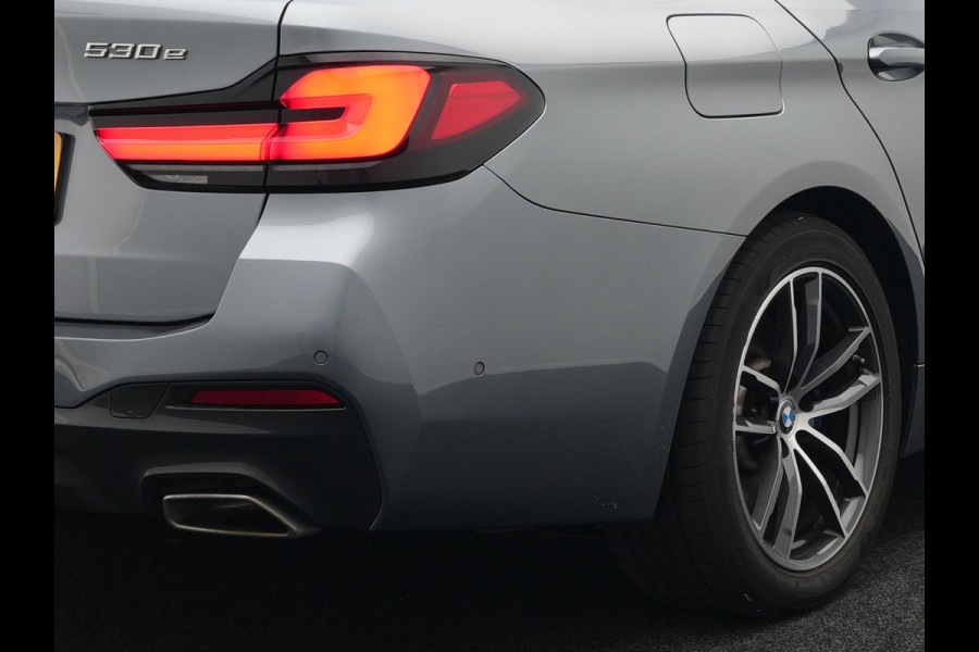 BMW 5 Serie Touring 530e xDrive M-Sport Plug In Hybrid PHEV | Head Up | Laser LED | Trekhaak af Fabriek | Elektrische Lederen Sportstoelen | Sfeerverlichting