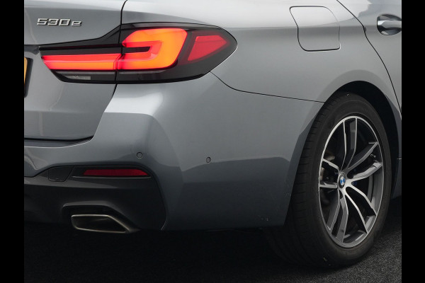 BMW 5 Serie Touring 530e xDrive M-Sport Plug In Hybrid PHEV | Head Up | Laser LED | Trekhaak af Fabriek | Elektrische Lederen Sportstoelen | Sfeerverlichting
