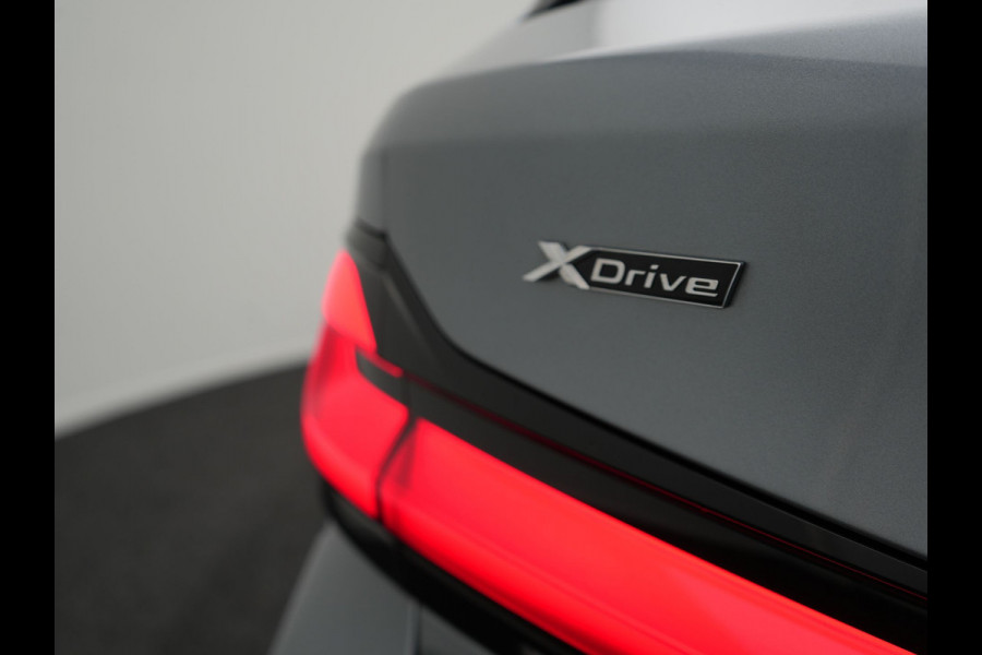 BMW 5 Serie Touring 530e xDrive M-Sport Plug In Hybrid PHEV | Head Up | Laser LED | Trekhaak af Fabriek | Elektrische Lederen Sportstoelen | Sfeerverlichting