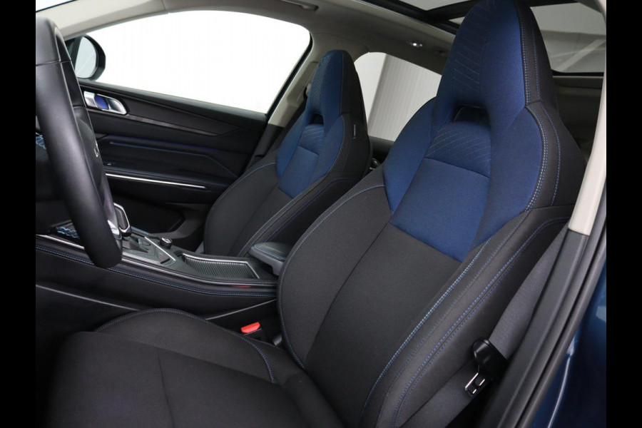 Lynk & Co 01 1.5 Plug In | Panoramadak | Infinity by Harman | Camera | Adaptive cruise | Stoelverwarming | Carplay | Memory | Full LED