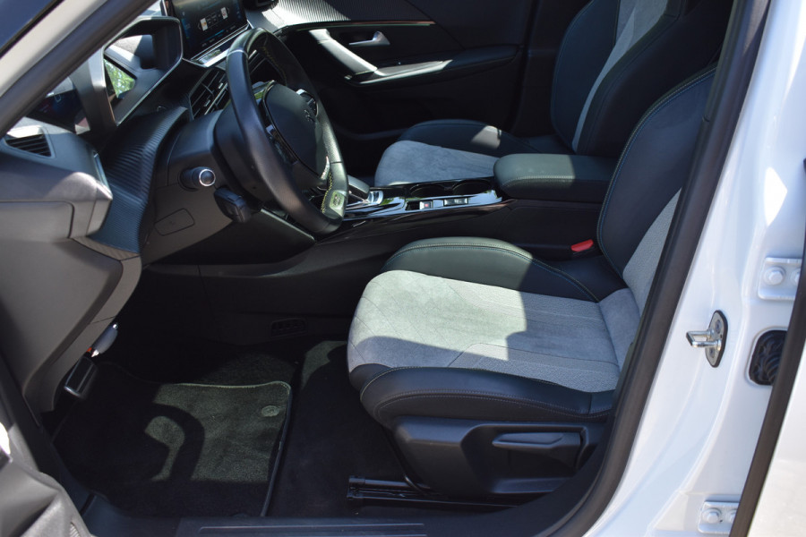 Peugeot e-2008 GT-Line EV 50 kWh / Cruise control / Panoramisch schuifdak / Lane assist