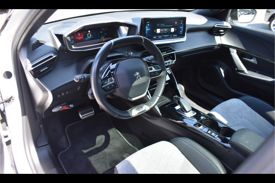 Peugeot e-2008 GT-Line EV 50 kWh / Cruise control / Panoramisch schuifdak / Lane assist