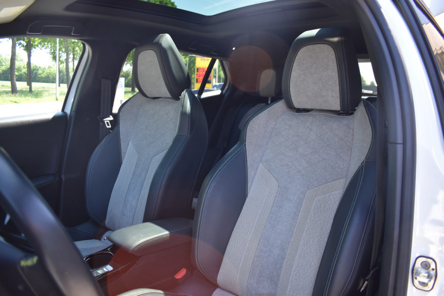 Peugeot e-2008 GT-Line EV 50 kWh / Cruise control / Panoramisch schuifdak / Lane assist