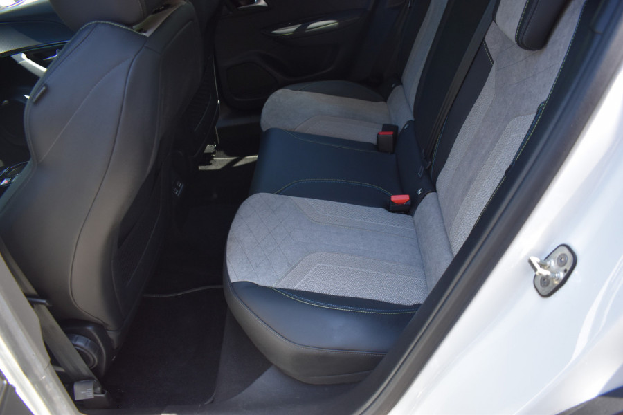Peugeot e-2008 GT-Line EV 50 kWh / Cruise control / Panoramisch schuifdak / Lane assist
