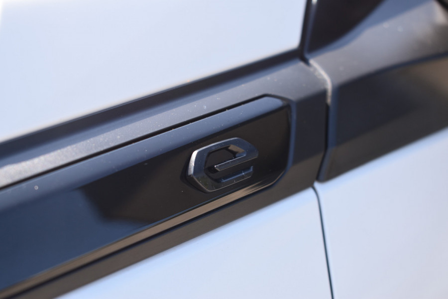Peugeot e-2008 GT-Line EV 50 kWh / Cruise control / Panoramisch schuifdak / Lane assist