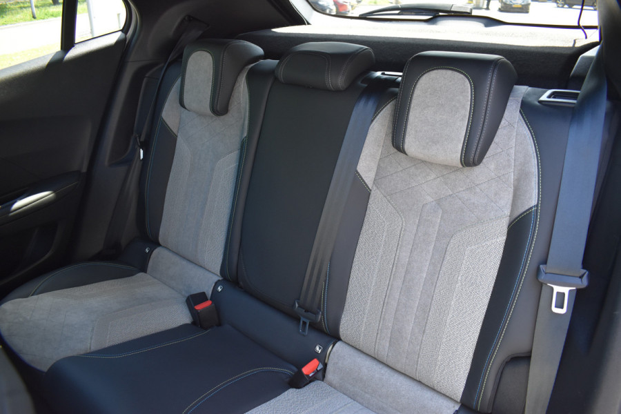 Peugeot e-2008 GT-Line EV 50 kWh / Cruise control / Panoramisch schuifdak / Lane assist