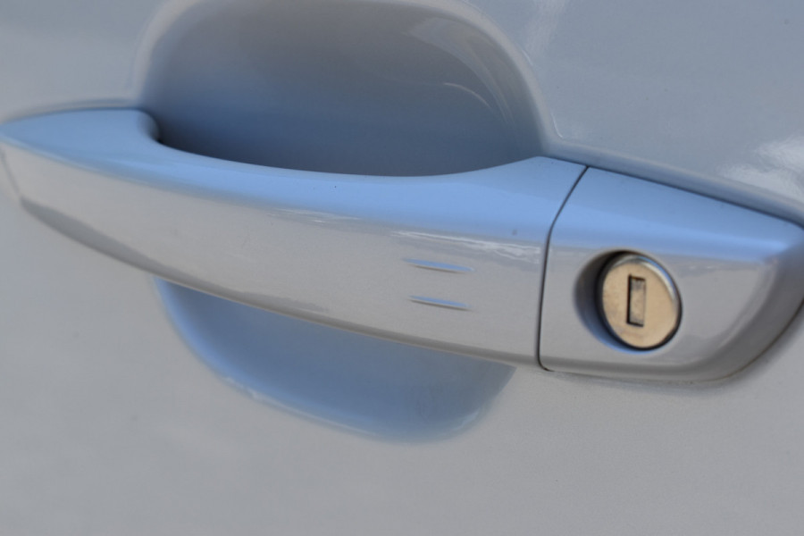 Peugeot e-2008 GT-Line EV 50 kWh / Cruise control / Panoramisch schuifdak / Lane assist
