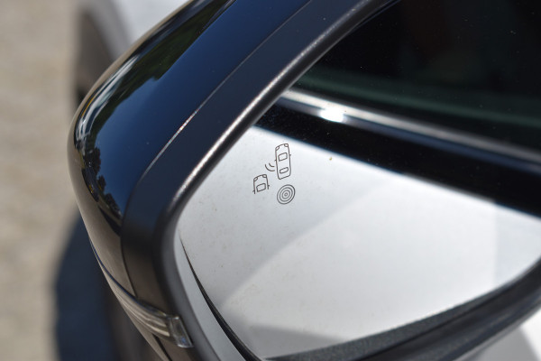 Peugeot e-2008 GT-Line EV 50 kWh / Cruise control / Panoramisch schuifdak / Lane assist
