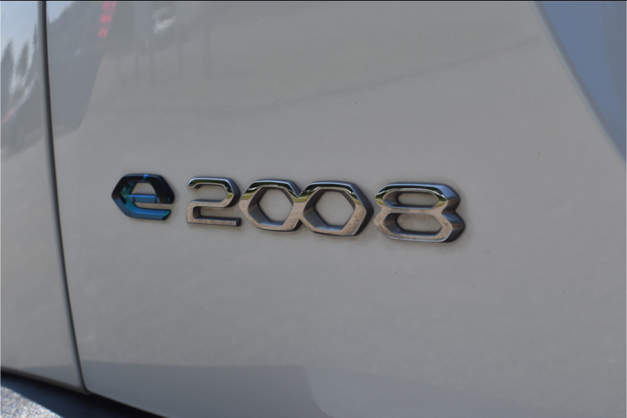 Peugeot e-2008 GT-Line EV 50 kWh / Cruise control / Panoramisch schuifdak / Lane assist