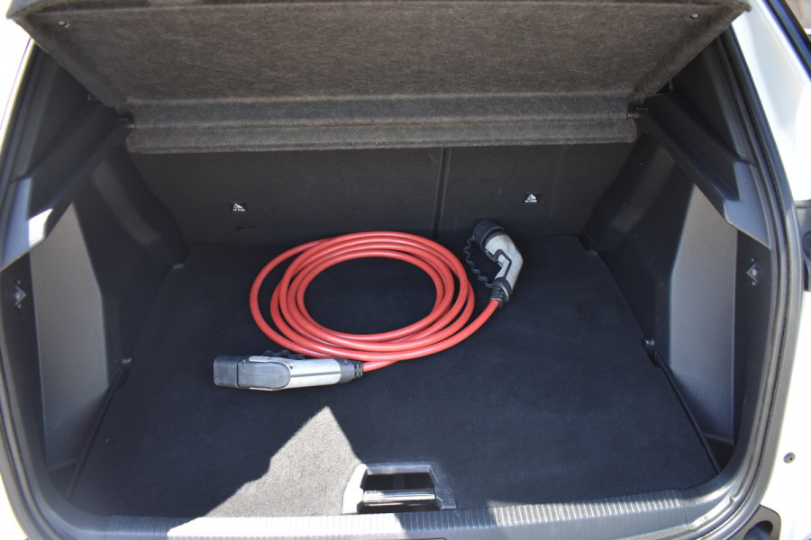 Peugeot e-2008 GT-Line EV 50 kWh / Cruise control / Panoramisch schuifdak / Lane assist