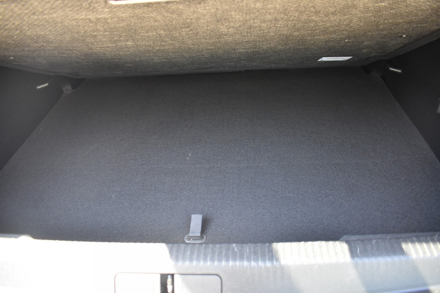 Peugeot e-2008 GT-Line EV 50 kWh / Cruise control / Panoramisch schuifdak / Lane assist