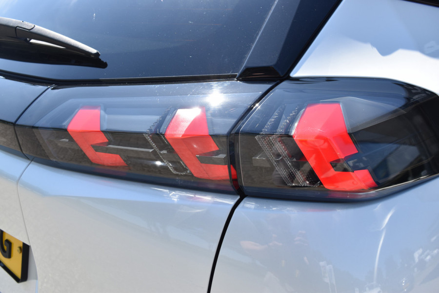 Peugeot e-2008 GT-Line EV 50 kWh / Cruise control / Panoramisch schuifdak / Lane assist