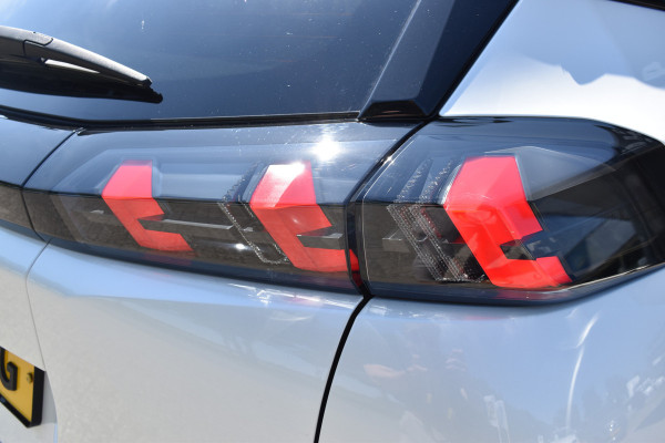 Peugeot e-2008 GT-Line EV 50 kWh / Cruise control / Panoramisch schuifdak / Lane assist