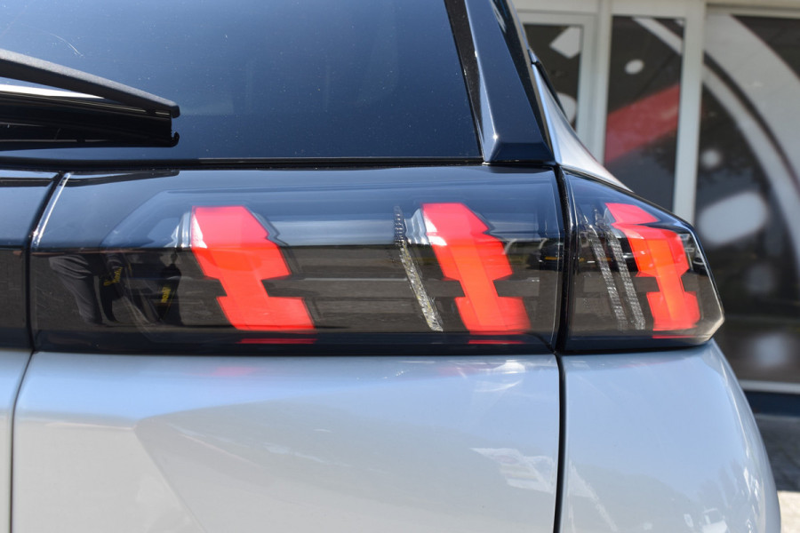 Peugeot e-2008 GT-Line EV 50 kWh / Cruise control / Panoramisch schuifdak / Lane assist