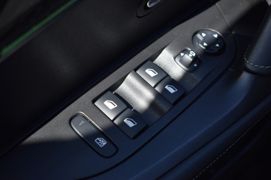 Peugeot e-2008 GT-Line EV 50 kWh / Cruise control / Panoramisch schuifdak / Lane assist