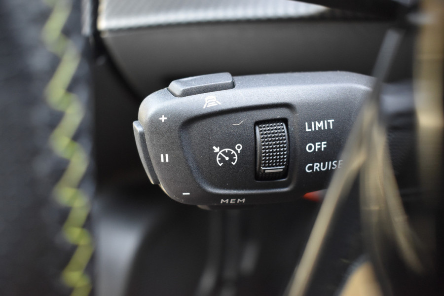 Peugeot e-2008 GT-Line EV 50 kWh / Cruise control / Panoramisch schuifdak / Lane assist