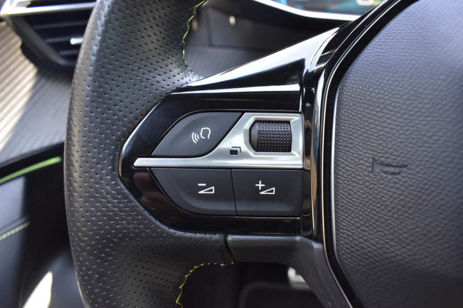 Peugeot e-2008 GT-Line EV 50 kWh / Cruise control / Panoramisch schuifdak / Lane assist