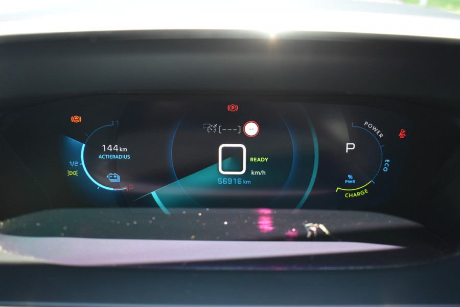 Peugeot e-2008 GT-Line EV 50 kWh / Cruise control / Panoramisch schuifdak / Lane assist