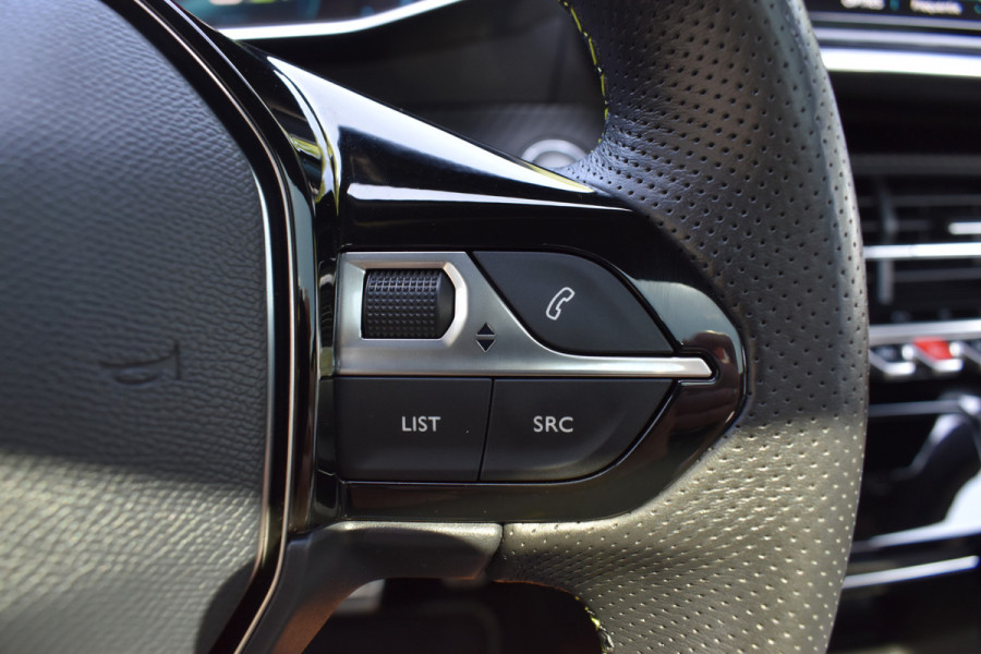 Peugeot e-2008 GT-Line EV 50 kWh / Cruise control / Panoramisch schuifdak / Lane assist