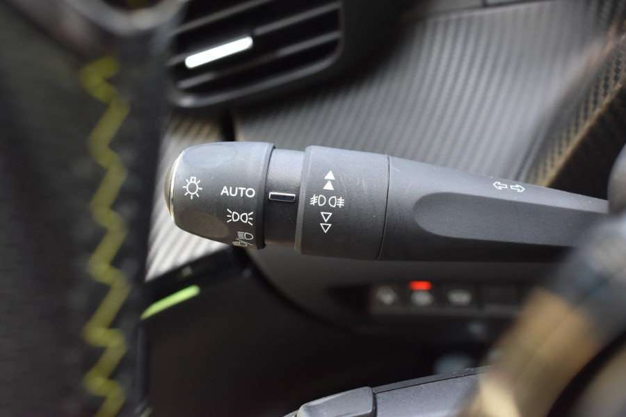Peugeot e-2008 GT-Line EV 50 kWh / Cruise control / Panoramisch schuifdak / Lane assist