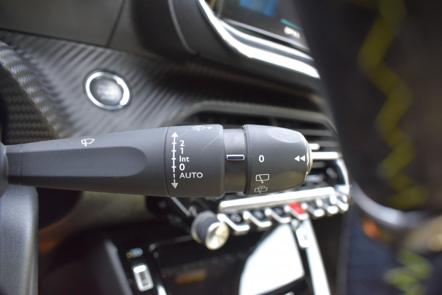 Peugeot e-2008 GT-Line EV 50 kWh / Cruise control / Panoramisch schuifdak / Lane assist
