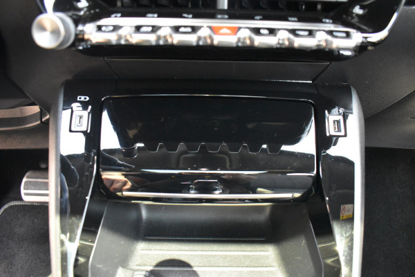 Peugeot e-2008 GT-Line EV 50 kWh / Cruise control / Panoramisch schuifdak / Lane assist