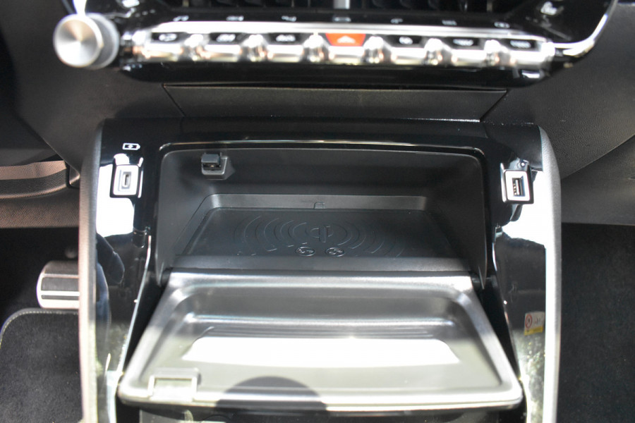 Peugeot e-2008 GT-Line EV 50 kWh / Cruise control / Panoramisch schuifdak / Lane assist