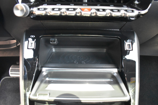Peugeot e-2008 GT-Line EV 50 kWh / Cruise control / Panoramisch schuifdak / Lane assist