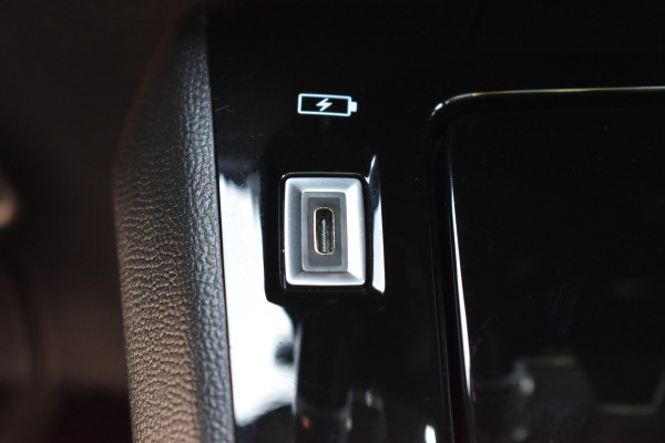 Peugeot e-2008 GT-Line EV 50 kWh / Cruise control / Panoramisch schuifdak / Lane assist