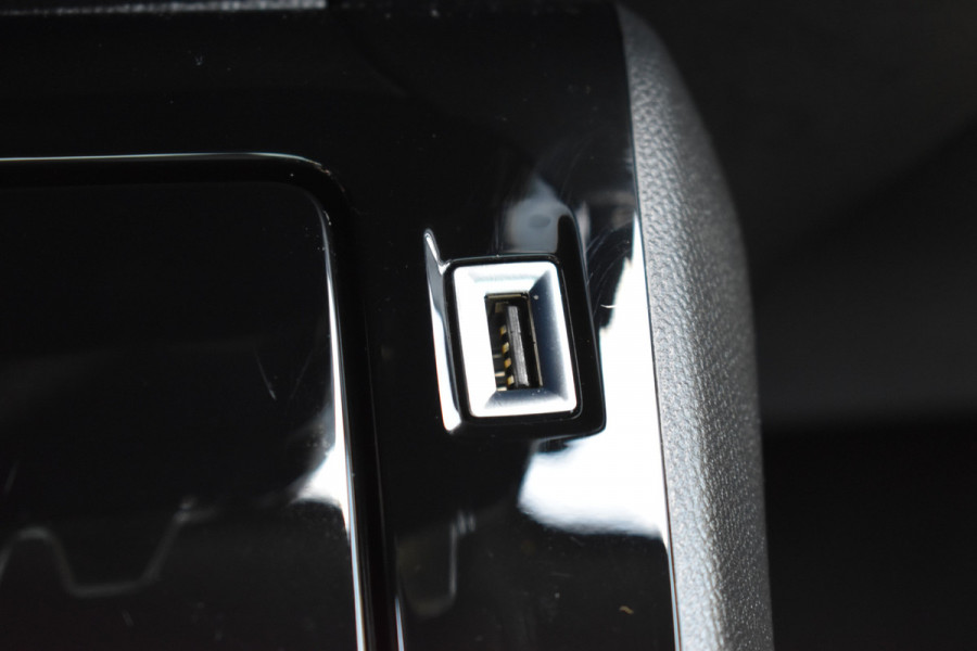 Peugeot e-2008 GT-Line EV 50 kWh / Cruise control / Panoramisch schuifdak / Lane assist