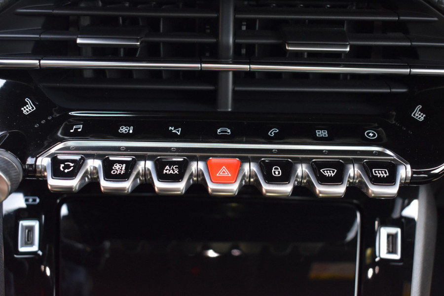 Peugeot e-2008 GT-Line EV 50 kWh / Cruise control / Panoramisch schuifdak / Lane assist