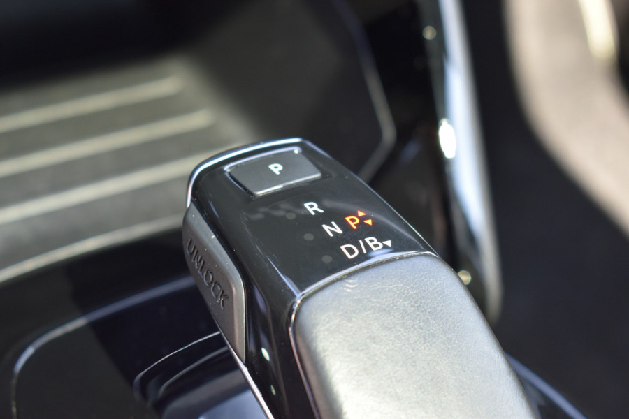 Peugeot e-2008 GT-Line EV 50 kWh / Cruise control / Panoramisch schuifdak / Lane assist