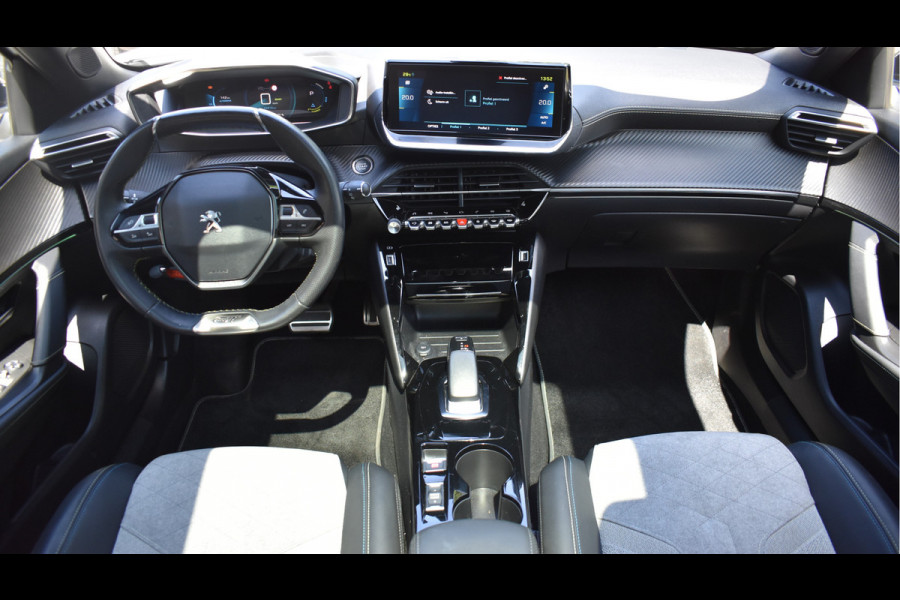 Peugeot e-2008 GT-Line EV 50 kWh / Cruise control / Panoramisch schuifdak / Lane assist