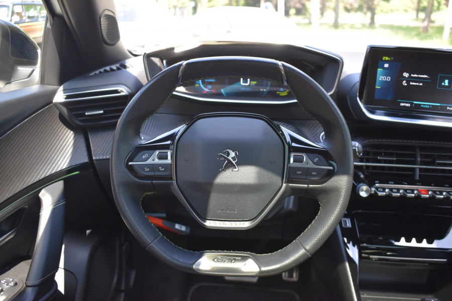Peugeot e-2008 GT-Line EV 50 kWh / Cruise control / Panoramisch schuifdak / Lane assist