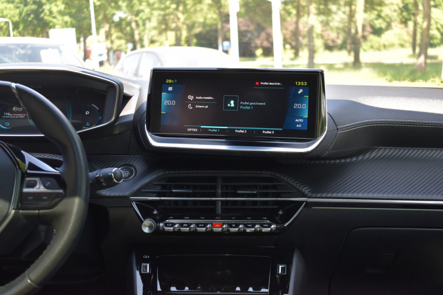 Peugeot e-2008 GT-Line EV 50 kWh / Cruise control / Panoramisch schuifdak / Lane assist