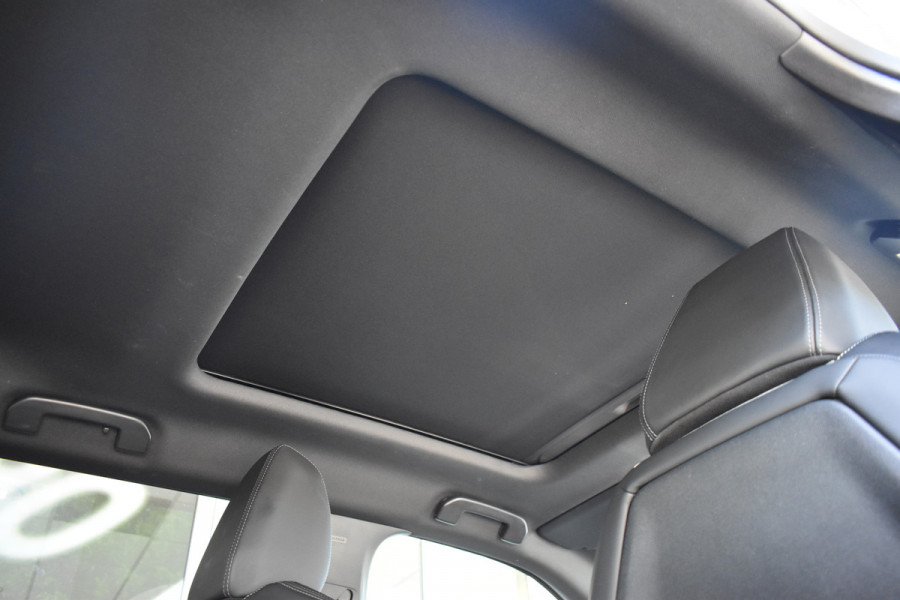 Peugeot e-2008 GT-Line EV 50 kWh / Cruise control / Panoramisch schuifdak / Lane assist