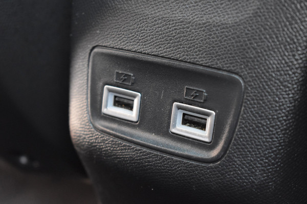 Peugeot e-2008 GT-Line EV 50 kWh / Cruise control / Panoramisch schuifdak / Lane assist