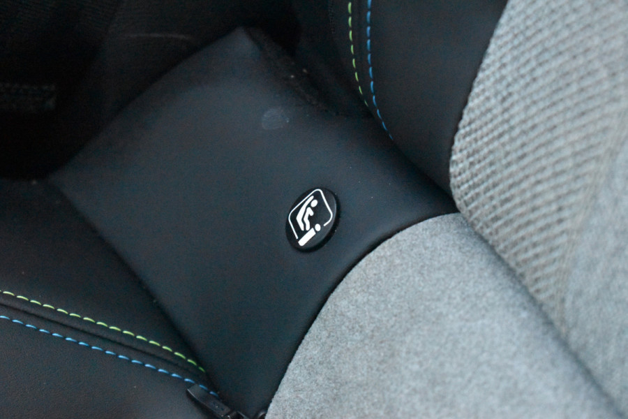 Peugeot e-2008 GT-Line EV 50 kWh / Cruise control / Panoramisch schuifdak / Lane assist
