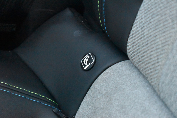 Peugeot e-2008 GT-Line EV 50 kWh / Cruise control / Panoramisch schuifdak / Lane assist