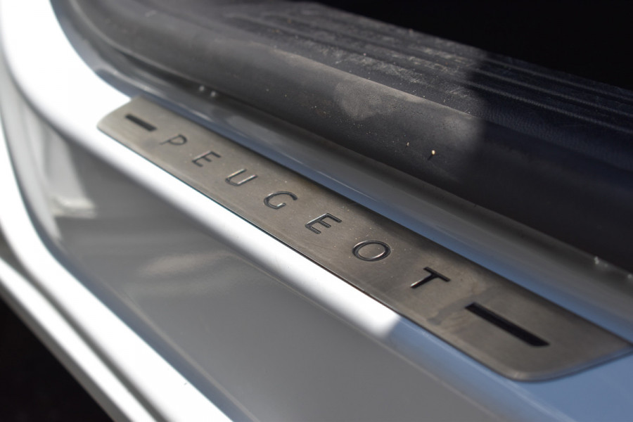 Peugeot e-2008 GT-Line EV 50 kWh / Cruise control / Panoramisch schuifdak / Lane assist