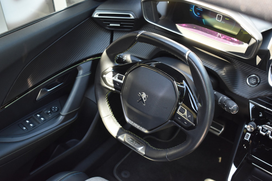 Peugeot e-2008 GT-Line EV 50 kWh / Cruise control / Panoramisch schuifdak / Lane assist