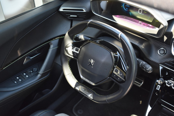 Peugeot e-2008 GT-Line EV 50 kWh / Cruise control / Panoramisch schuifdak / Lane assist