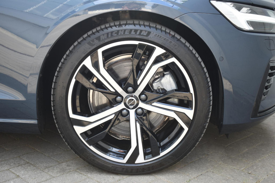 Volvo V60 T6 350PK Automaat Plug-in hybrid AWD Plus Dark / Panoramadak / 360 camera / Donker getint glas / 19'' velgen / Harman Kardon