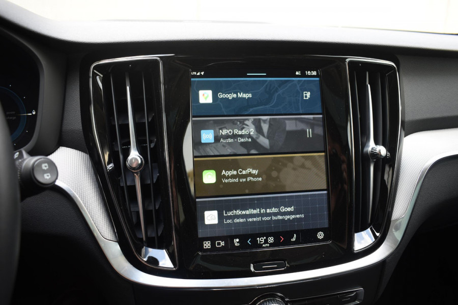 Volvo V60 T6 350PK Automaat Plug-in hybrid AWD Plus Dark / Panoramadak / 360 camera / Donker getint glas / 19'' velgen / Harman Kardon