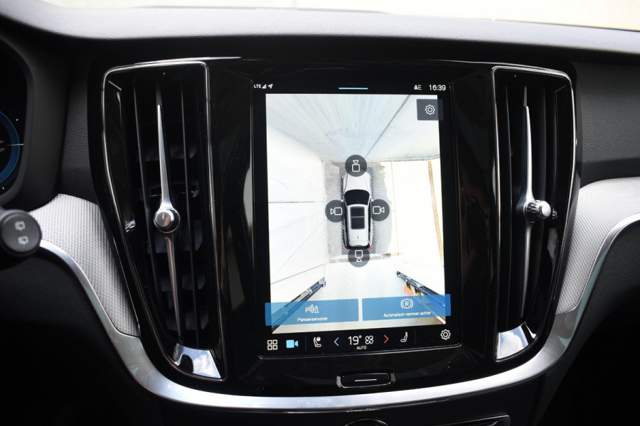 Volvo V60 T6 350PK Automaat Plug-in hybrid AWD Plus Dark / Panoramadak / 360 camera / Donker getint glas / 19'' velgen / Harman Kardon