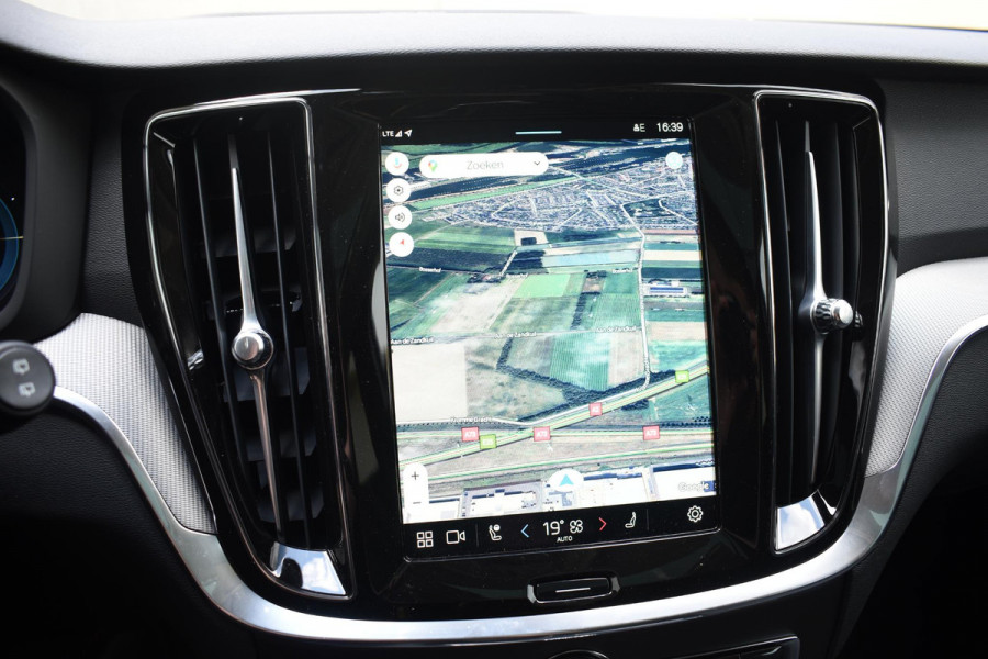 Volvo V60 T6 350PK Automaat Plug-in hybrid AWD Plus Dark / Panoramadak / 360 camera / Donker getint glas / 19'' velgen / Harman Kardon