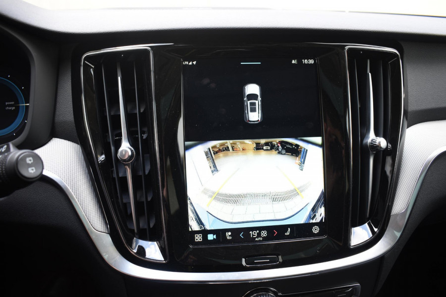 Volvo V60 T6 350PK Automaat Plug-in hybrid AWD Plus Dark / Panoramadak / 360 camera / Donker getint glas / 19'' velgen / Harman Kardon