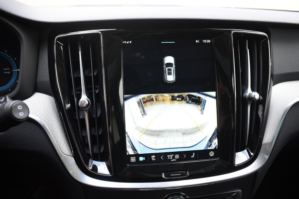 Volvo V60 T6 350PK Automaat Plug-in hybrid AWD Plus Dark / Panoramadak / 360 camera / Donker getint glas / 19'' velgen / Harman Kardon