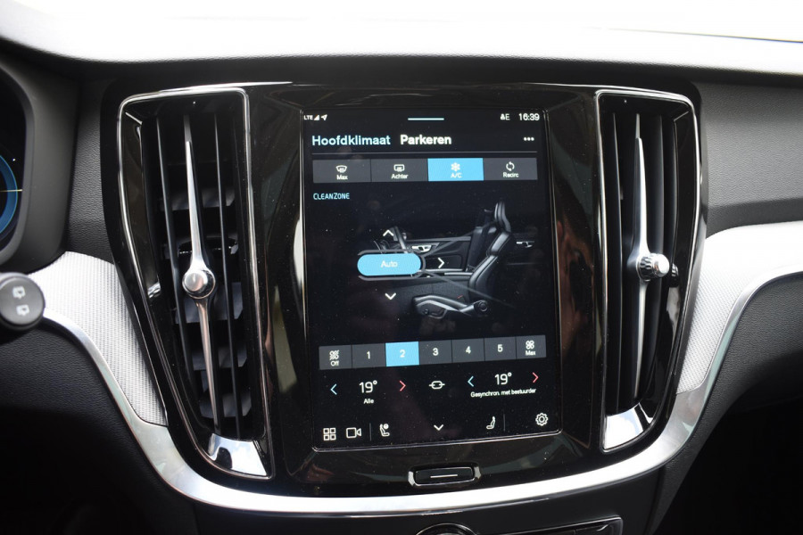 Volvo V60 T6 350PK Automaat Plug-in hybrid AWD Plus Dark / Panoramadak / 360 camera / Donker getint glas / 19'' velgen / Harman Kardon